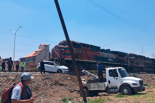 Video: Tren arrolla auto en Ecatepec y colapsa Avenida Central