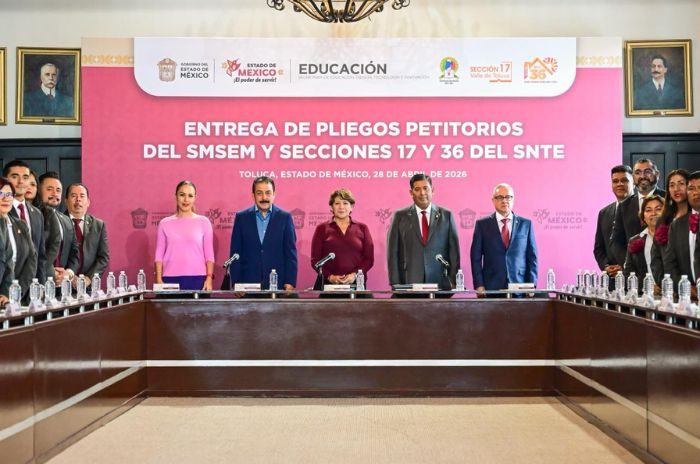 Delfina Gómez Álvarez recibe pliegos petitorios del SMSEM y SNTE.