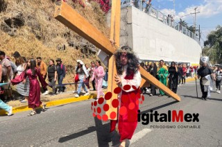 Fieles y actores recorren las calles de Santa Bárbara durante el Viacrucis
