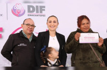 El alcalde Manuel Vilchis Viveros, acompañado de la titular del DIF municipal, Jessica Ríos Lara, durante la tercera entrega de programas sociales que benefició a niños, jóvenes y familias de Zinacantepec.