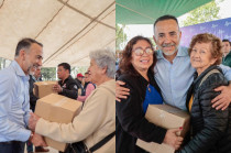 Fernando Flores Fernández durante la entrega de canastas alimentarias en Metepec