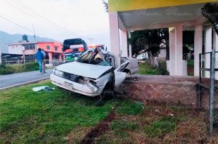Un conductor de 30 años murió luego de impactar su vehículo contra un módulo de policía ubicado a un costado de la carretera Joquicingo-Malinalco.