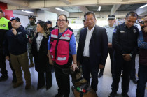 Azucena Cisneros durante el operativo de seguridad implementado en estaciones de la Línea B del Metro en Ecatepec