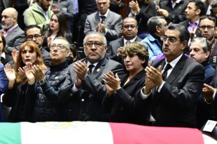 “Me encuentro presente en el Homenaje Luctuoso a nuestra querida Ifigenia Martínez”, citó la fobernadora Delfina Gómez Álvarez en sus redes sociales.