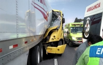 Choca autobús contra tráiler en la México-Toluca; 20 jóvenes lesionados