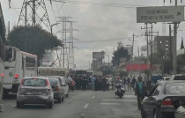 Desesperados, en Toluca bloquean vía Alfredo del Mazo por desabasto de gasolina