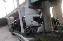 De acuerdo con Protección Civil, el conductor perdió el control debido a la carretera mojada.