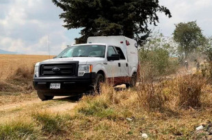Elementos de Protección Civil y Bomberos acudieron al lugar y sofocaron las llamas, confirmando que se trataba de un cadáver.