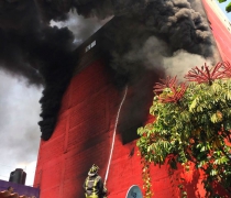 Densa nube de humo por incendio de colchones; muere uno