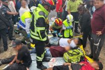 Cuerpos de emergencia y elementos municipales atendieron a las personas afectadas por la caída de un rayo en Santiago Tlacotepec, Toluca.