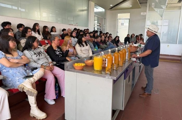 Estudiantes de la UAEMéx participan en taller de elaboración de tecuí.