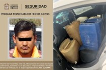 Aseguraron ocho bidones de 50 litros, cuatro garrafones de 20 litros con posible gasolina, además de un vehículo con cromática de taxi en el que transportaba el combustible.