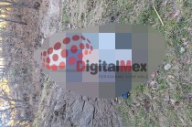 Según los primeros reportes, el cadáver se encontraba semidesnudo y con un disparo en la frente, lo que sugiere una posible ejecución. Hasta el momento, la víctima no ha sido identificada