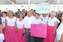 Raciel Pérez Cruz entrega kits deportivos a personas adultas mayores