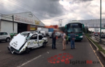 Cuatro heridos deja impacto de taxi contra camión en la Toluca-Tenango