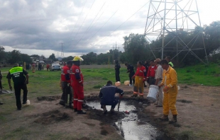 Toma clandestina provoca fuga de gasolina en Acolman