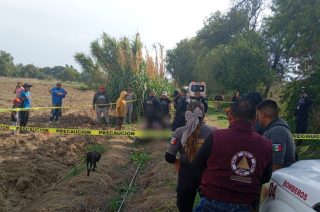 Elementos de Protección Civil y policías municipales realizaron labores de rescate y resguardo tras el fallecimiento de dos trabajadores.