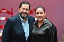 Los diputados Francisco Vázquez Rodríguez y Martha Azucena Camacho acompañaron a la gobernadora Delfina Gómez Álvarez durante la ceremonia de obtención de la Indicación Geográfica Protegida del Árbol de la Vida de Metepec.