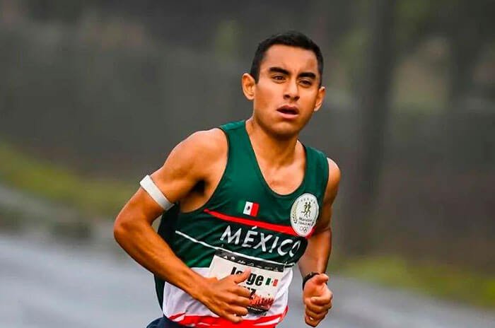 El fondista mexiquense Jorge Luis Cruz estableció un nuevo récord mexicano de maratón con 2:08:13 en Chicago 2026, superando la marca nacional vigente desde 1995.