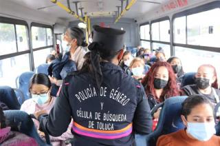 Elementos de Policía de Género realizan una pequeña charla con las mujeres pasajeras.