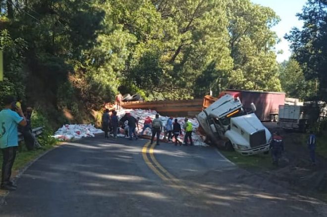 Vuelca tráiler cargado de abono en la Toluca-Tejupilco