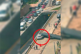 Una estructura de la fachada de Paseo Interlomas cayó sobre una camioneta después de ser impactada por un camión revolvedor; la conductora murió.