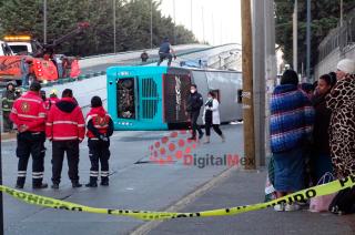 El accidente tuvo lugar alrededor de las 04:00 horas de este jueves a la altura de Albert Einstein, en la delegación de Santa Ana Tlapaltitlán.