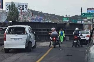 El tráiler volcó sobre uno de sus costados y golpeó a una pareja que viajaba en motocicleta.