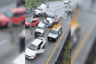 Automovilistas reportan que el avance es a vuelta de rueda, lo que ha generado una larga fila de vehículos que se extiende varios kilómetros.