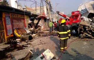 Tráiler embiste a automóvil sobre la Texcoco-Lechería; hay un muerto