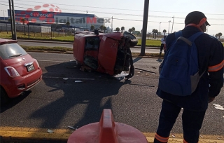 #Toluca: volcadura en Bulevar Aeropuerto deja un lesionado