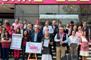 Integrantes de SOMOS acudieron a la Oficialía de Partes del INE para presentar su tercera propuesta de identidad gráfica.