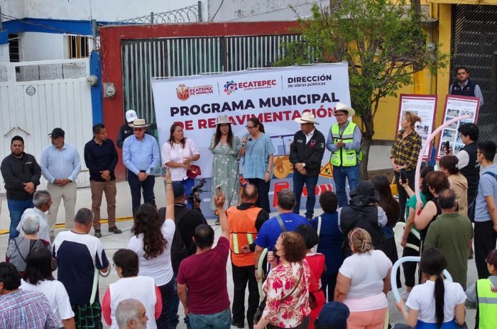 Azucena Cisneros durante la entrega de la obra en Monte Chimborazo.