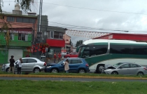 #Video: Carambola en #Tollocan, caos vial en carriles de baja