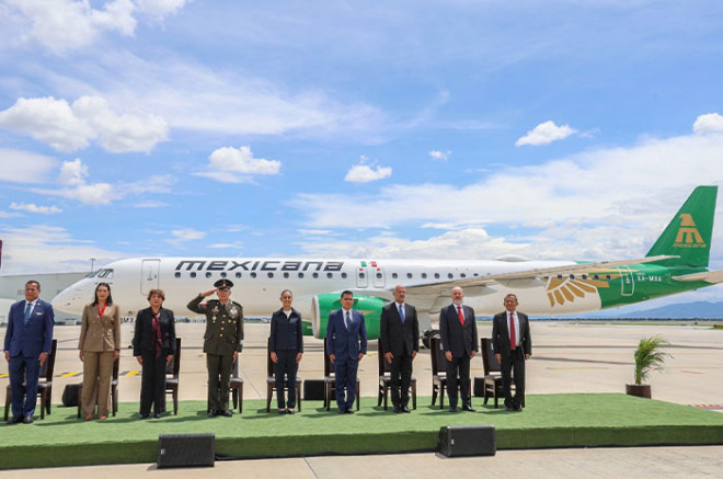 Durante la ceremonia en la Plataforma del Operador de Base Fija del AIFA, las Mandatarias presenciaron el aterrizaje del Embraer E-195E2.