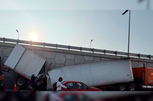 La caja de un tráiler cargado con abarrotes se partió en dos y bloqueó varios carriles de la carretera libre México-Pachuca.