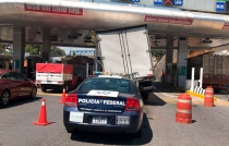 Camión se queda sin frenos y arrolla varios vehículos; hay dos heridos