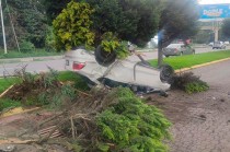 La volcadura de un vehículo particular afectó la circulación sobre la carretera Toluca-Tenango