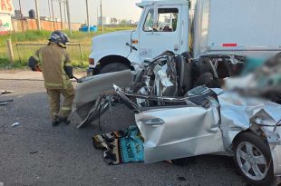 El conductor resultó lesionado y fue trasladado a un hospital por paramédicos