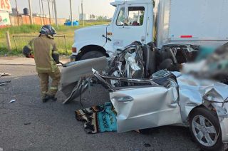 El conductor resultó lesionado y fue trasladado a un hospital por paramédicos