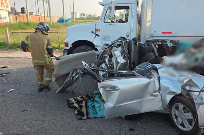 El conductor resultó lesionado y fue trasladado a un hospital por paramédicos