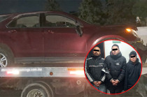En el lugar hallaron a tres hombres junto al vehículo sin acreditar propiedad, por lo que fueron detenidos conforme a protocolo.