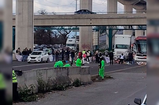 El cierre de la autopista México-Toluca provoca largas filas de vehículos y momentos de tensión entre manifestantes y conductores que intentan avanzar hacia la CDMX.