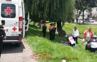 Volcadura en Paseo Tollocan; dos lesionados