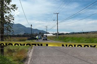 Autoridades resguardaron la zona donde fue localizado el cuerpo de un hombre con huellas de violencia en Santa María Rayón.