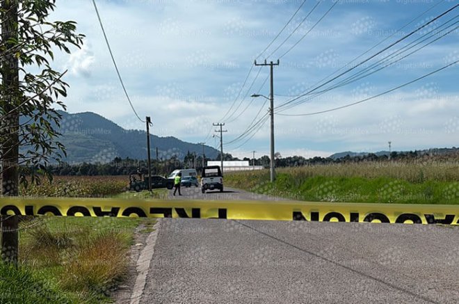 Autoridades resguardaron la zona donde fue localizado el cuerpo de un hombre con huellas de violencia en Santa María Rayón.