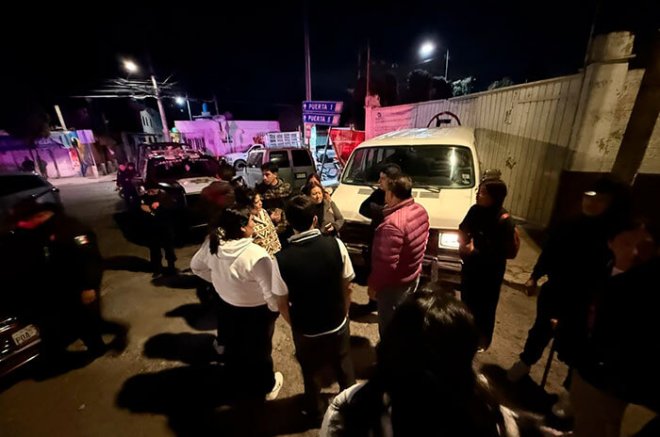 La persecución terminó frente a la Comandancia de Seguridad Pública de San Martín de las Pirámides, donde el vehículo de los afectados chocó contra un árbol.