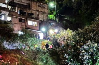 Talud de tierra afectó vivienda y zona escolar en Naucalpan