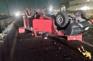 #Video: Vuelca camioneta con pollos y causa caos vial en la Toluca-Naucalpan