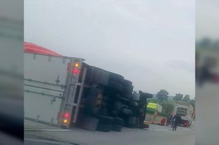 La pesada unidad quedó volcada sobre el carril de extrema izquierda, provocando largas filas y circulación lenta rumbo a la Ciudad de México.